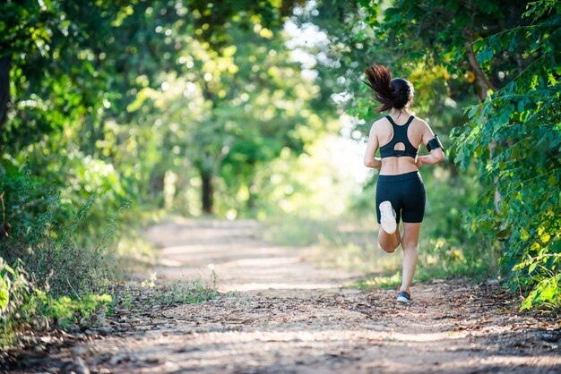 la libertà di fitness femminile giovane sottile