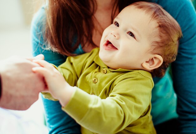 La madre abbraccia il figlio