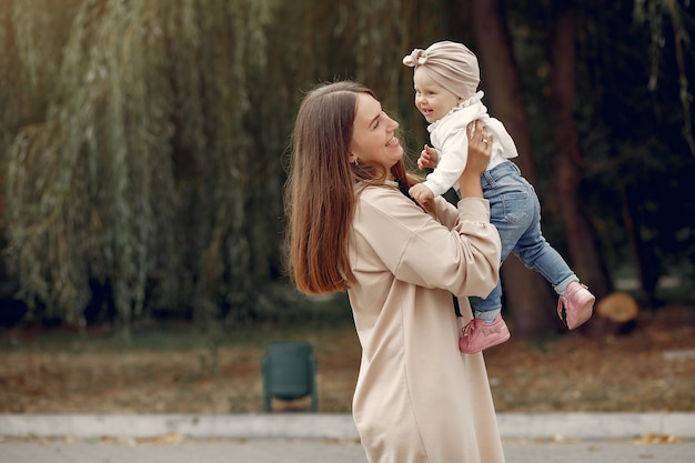 La madre con il bambino piccolo trascorre il tempo in un parco