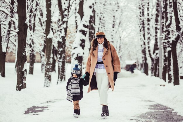 La madre con il figlio che cammina lungo il parco