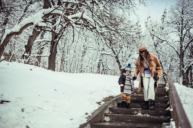 La madre con il figlio che cammina lungo le scale