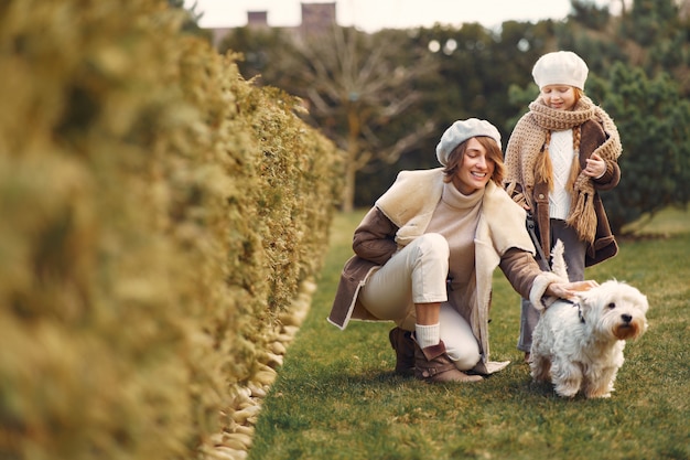 La madre con la figlia cammina con un cane