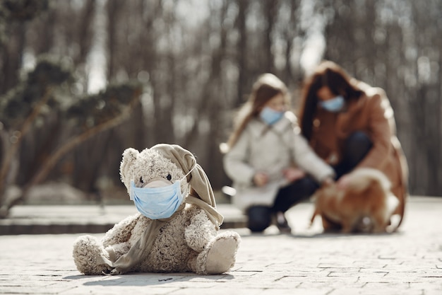 La madre con la figlia cammina fuori in maschere