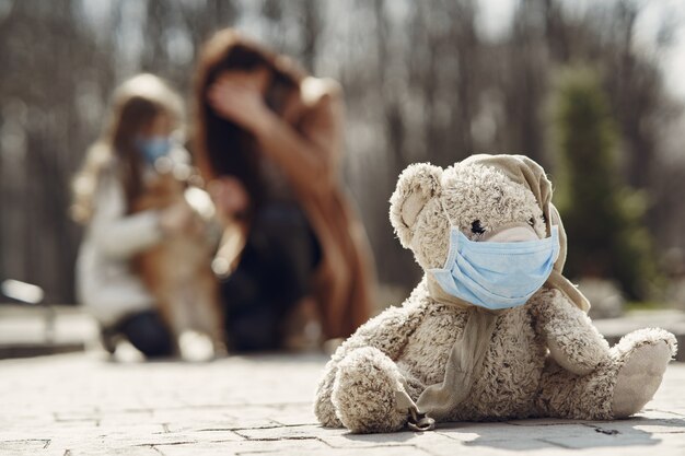 La madre con la figlia cammina fuori in maschere