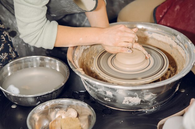 La madre con la figlia fa il vaso in un potterystudio