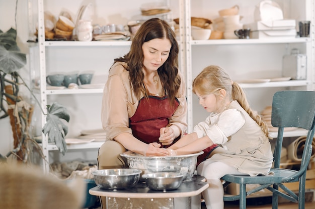 La madre con la figlia fa il vaso in un potterystudio