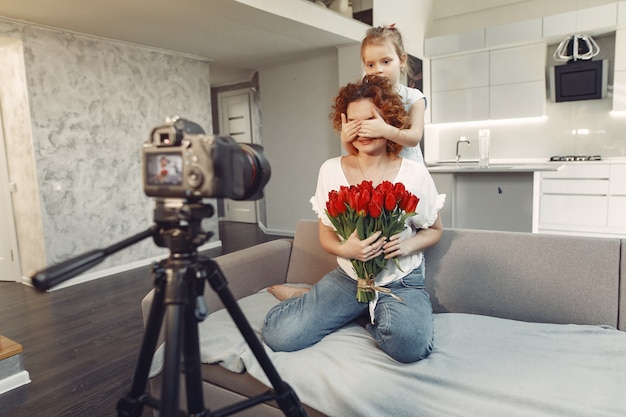 La madre con la figlia spara un blog a casa