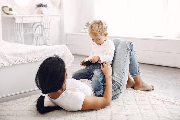 La madre e il figlio piccolo si divertono a casa