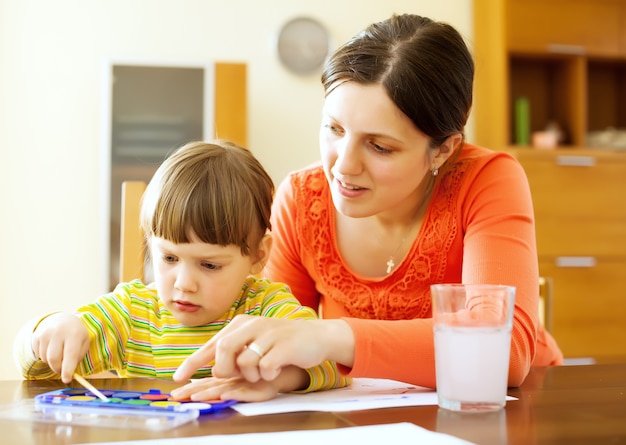 La madre e la pittura di bambino sulla carta