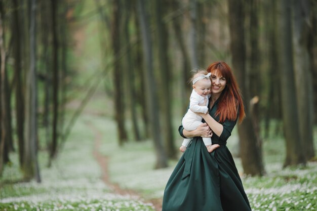 La madre felice tiene strettamente la sua piccola figlia