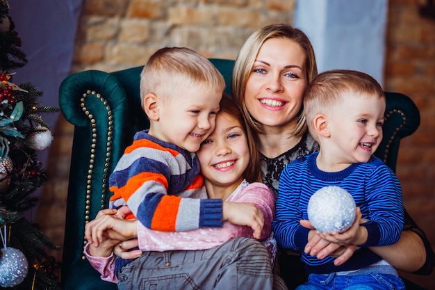 La madre, i figli e la figlia seduti sulla sedia