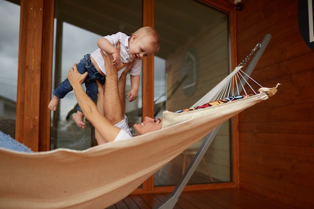 La madre, il padre e il figlio si trovano sull&#39;amaca