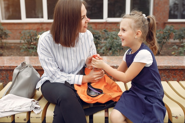 La madre prepara la piccola figlia a scuola