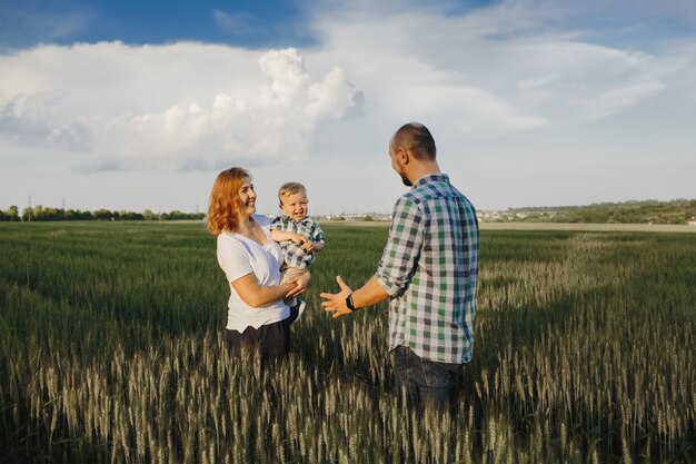 La madre tiene il suo piccolo figlio e il padre va da loro