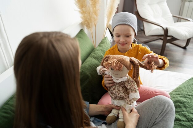 La madre trascorre del tempo con il figlio durante la terapia