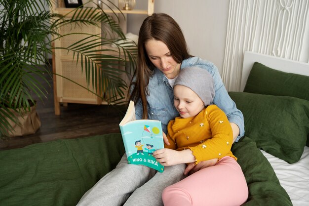 La madre trascorre del tempo con il figlio durante la terapia