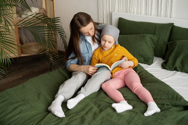 La madre trascorre del tempo con il figlio durante la terapia