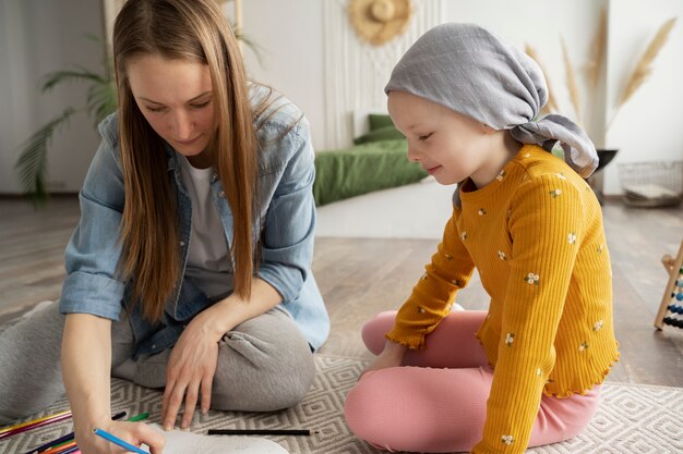 La madre trascorre del tempo con il figlio durante la terapia