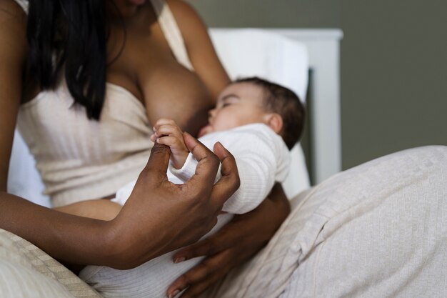 La madre trascorre del tempo con il suo amato figlio