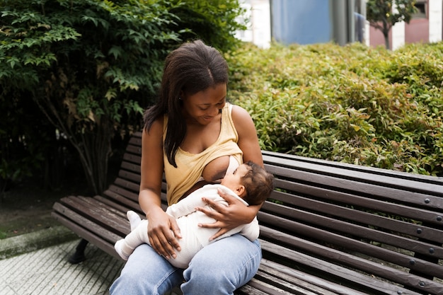 La madre trascorre del tempo con il suo amato figlio