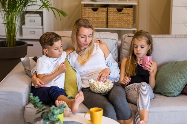 La mamma e i suoi figli trascorrono del tempo insieme