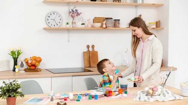 La mamma e il figlio hanno preparato le uova per il giorno di pasqua