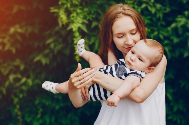 La mamma e il figlio si rilassano nel parco.