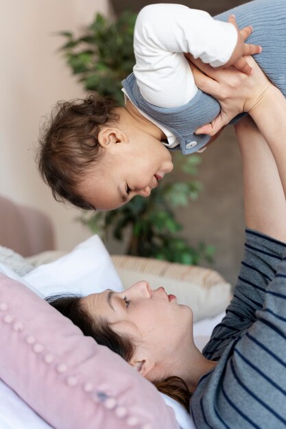 La mamma gioca con il suo bambino e lo fa ridere