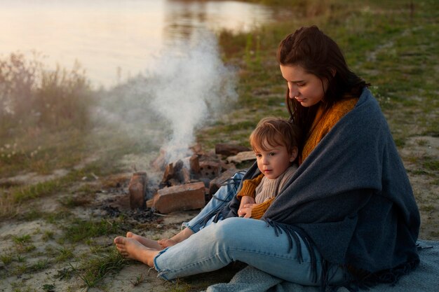 La mamma trascorre del tempo con il bambino in spiaggia