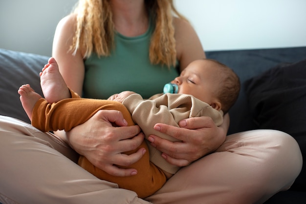 La mamma trascorre del tempo con il suo bambino nero