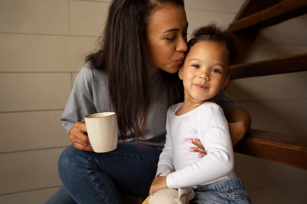 La mamma trascorre del tempo con il suo bambino nero