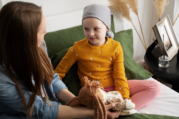 La mamma trascorre del tempo con suo figlio durante la terapia