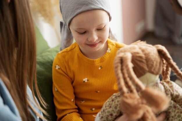 La mamma trascorre del tempo con suo figlio durante la terapia