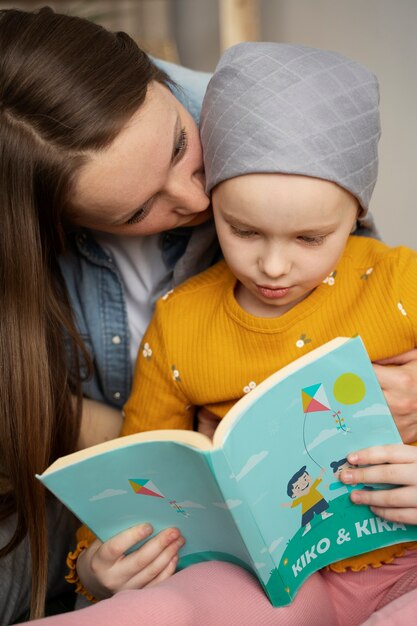 La mamma trascorre del tempo con suo figlio durante la terapia