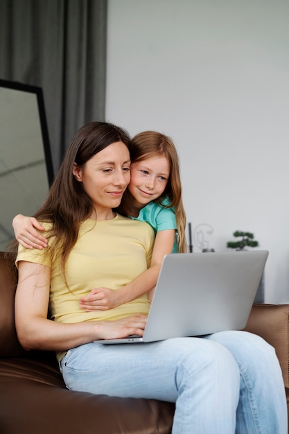 La mamma trascorre del tempo con suo figlio