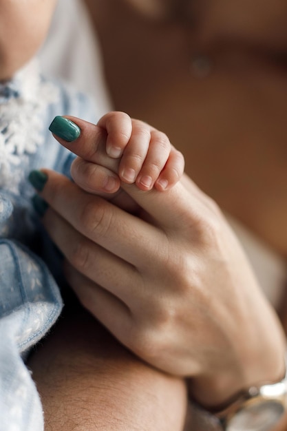 la mano del bambino con quella della madre