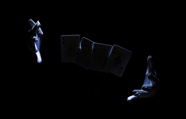 La mano del mago che esegue il trucco con la carta da gioco