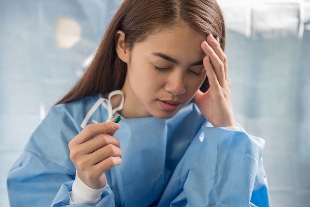 la mano della donna che tiene le pillole prende la medicina secondo l&#39;ordine del medico