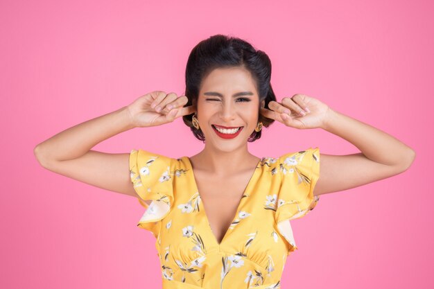 La mano della donna di modo copre le sue orecchie