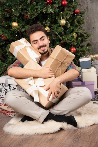 La mattina di Natale aprendo tutti i regali.