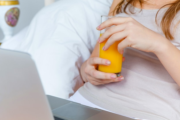 La mattina e la colazione della giovane bella ragazza