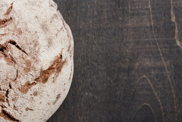 La metà del pane tondo e lo spazio della copia