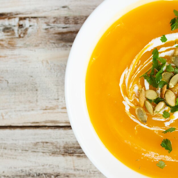 La metà di una ciotola di zuppa di crema