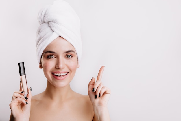 La modella femminile sa nascondere le imperfezioni del viso e con il sorriso si dimostra correttore della pelle.