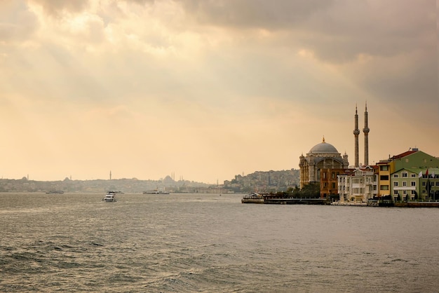 La moschea Ortakoy vista dal fiume Bosforo Istanbul Turchia