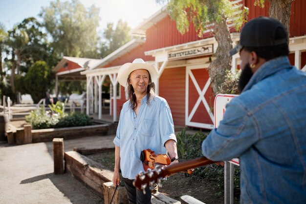 La musica country interpreta il canto all'aperto