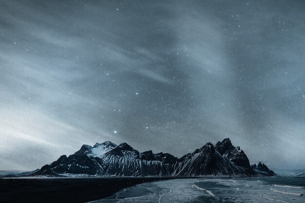 La natura del fondo della montagna del cielo stellato ha remixato i media