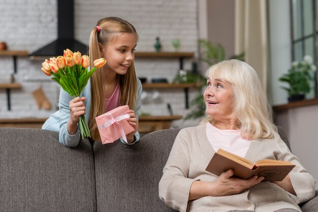 La nipote ha sorpreso sua nonna con i fiori