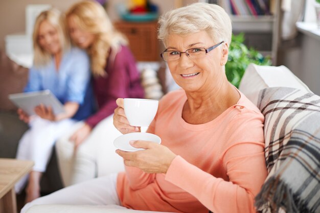 La nonna è sempre felice mentre la famiglia la visita a casa