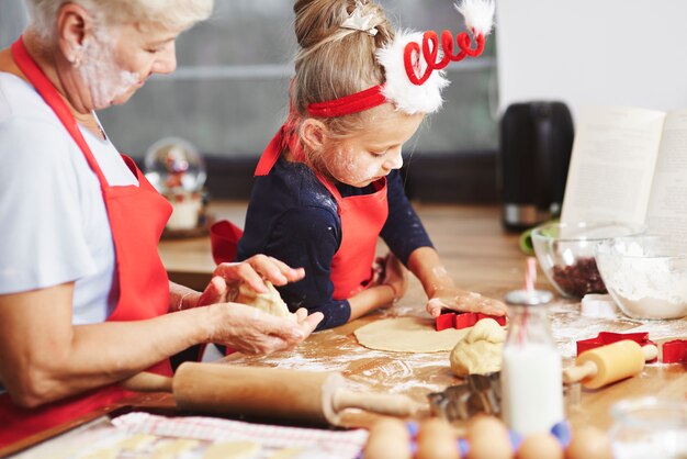 La nonna insegna a suo nipote come cucinare